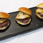 Minihamburguesas de avestruz con boletus confitados y pan dulce casero plato