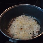 pochando cebolla para Sopa de mejillones con quinoa