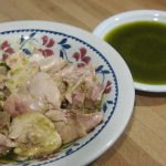 pollo marinando para Pollo con aliño verde y esferas de limón en ensalada
