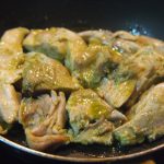salteando el pollo para Pollo con aliño verde y esferas de limón en ensalada