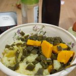 machacando verduras para pastel de judías verdes