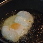 Huevos trufados fritos