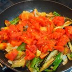 sartén de berenjena, cebolla, pimiento y tomate