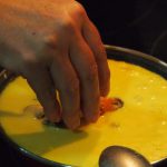 Añadiendo los mejillones a Sopa de mejillones con quinoa