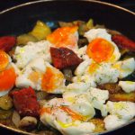 sartén de Verduras con huevos y tacos de sobrasada